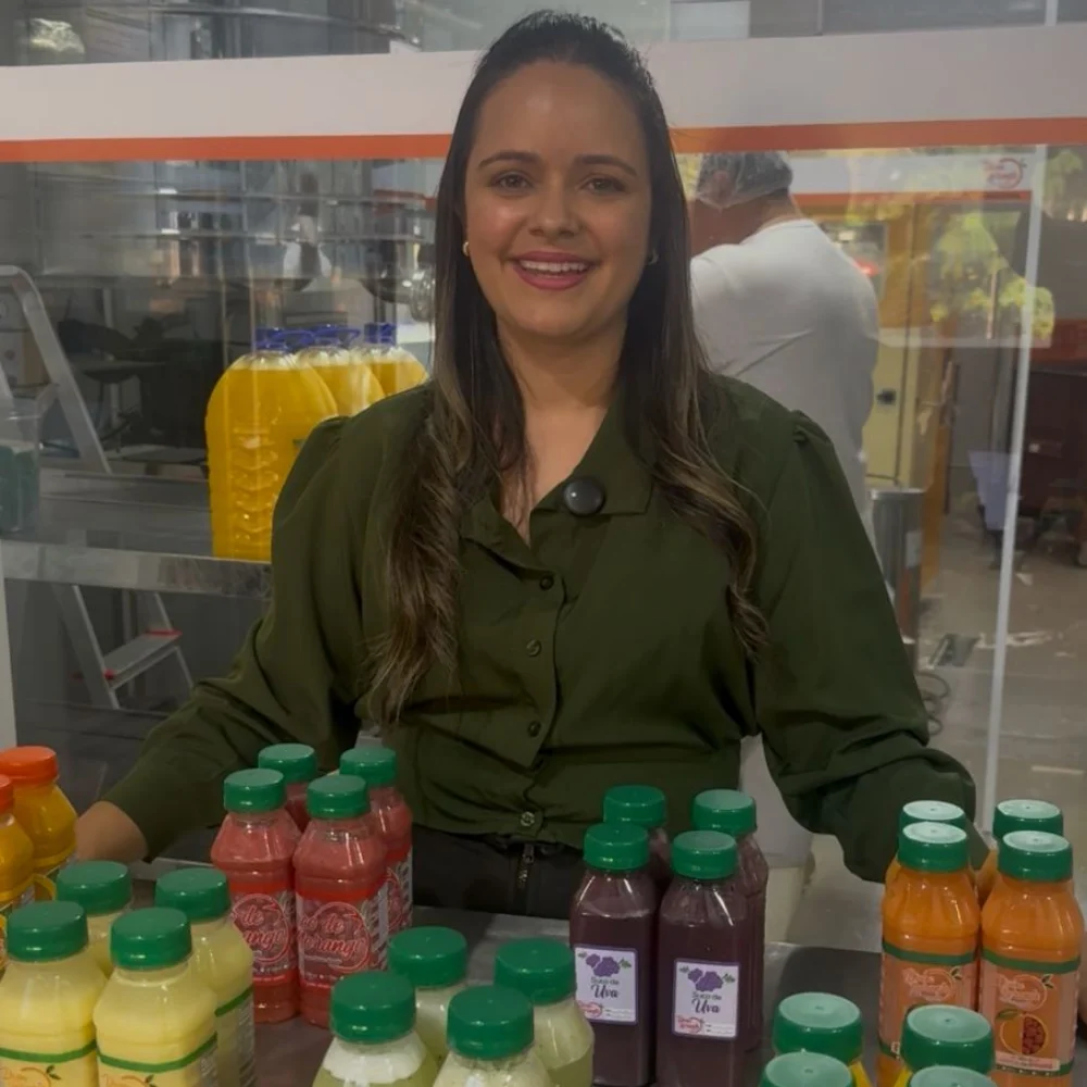 Representante da equipe Divina Laranja com os sabores de suco